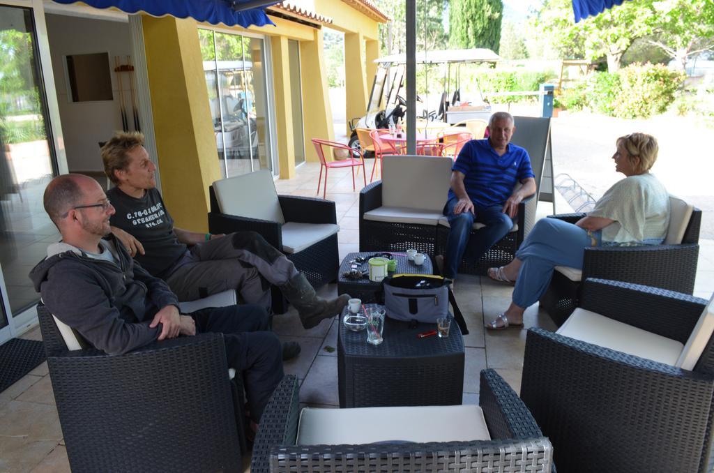 Hotel Camping La Vidaresse Sainte-Anastasie-sur-Issole Exterior foto