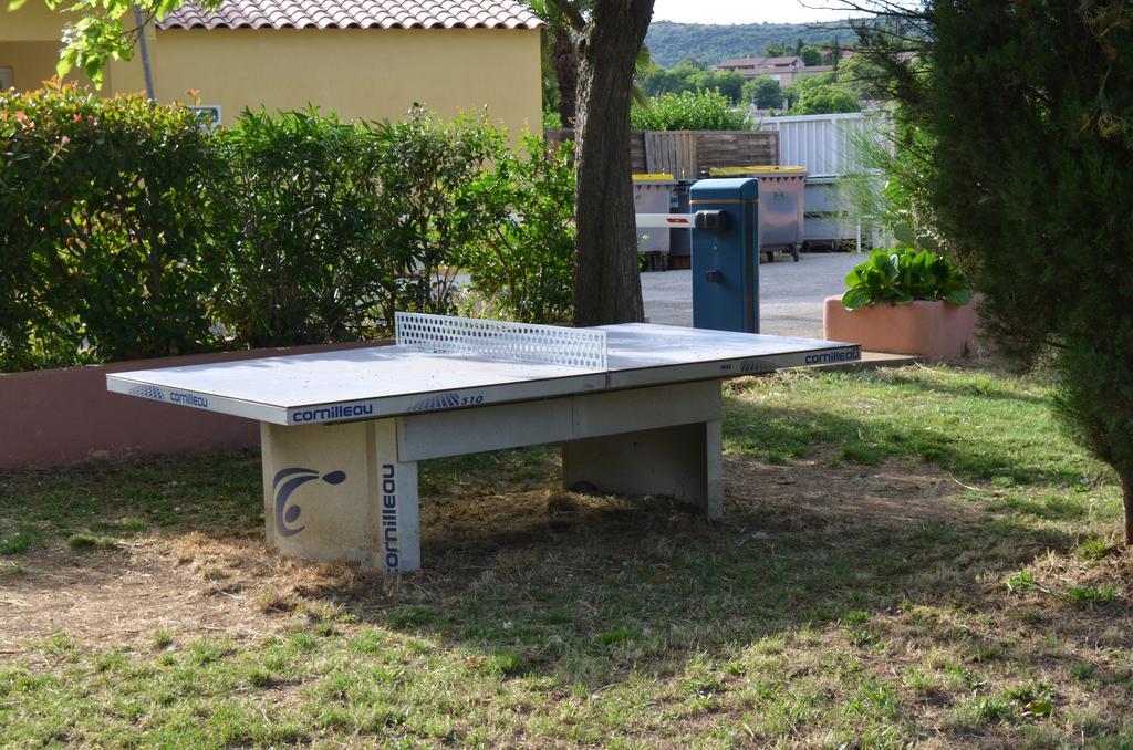 Hotel Camping La Vidaresse Sainte-Anastasie-sur-Issole Exterior foto