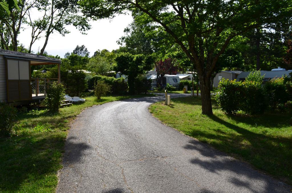 Hotel Camping La Vidaresse Sainte-Anastasie-sur-Issole Exterior foto