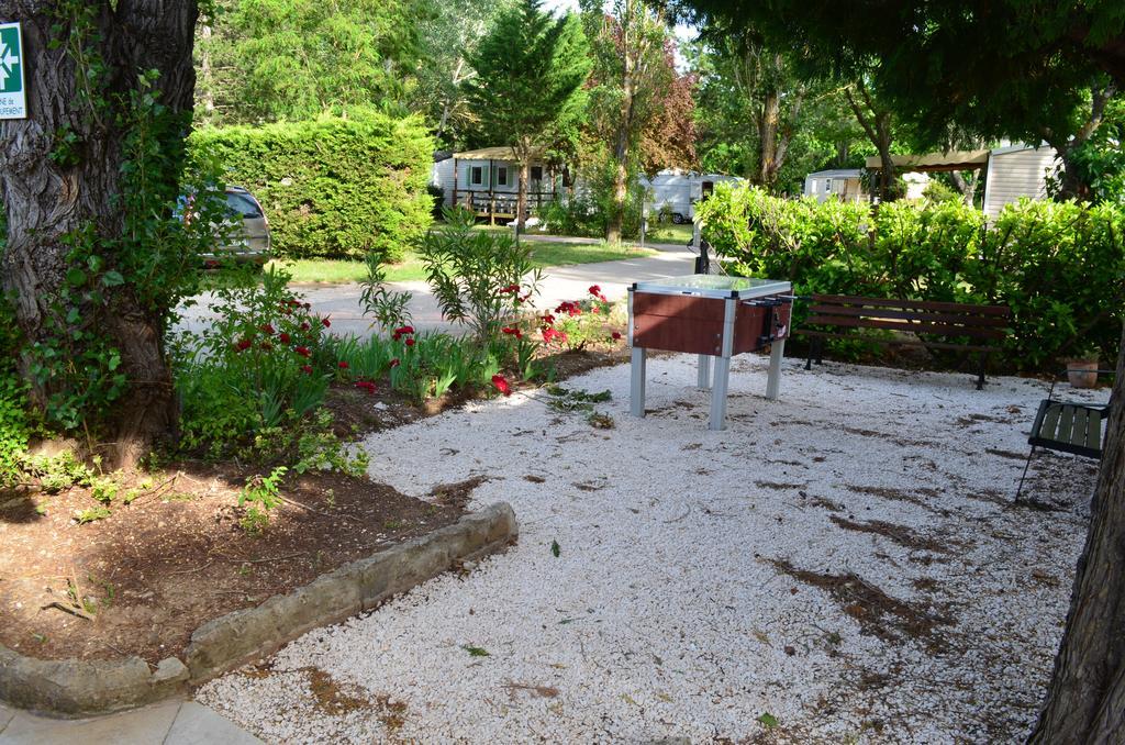Hotel Camping La Vidaresse Sainte-Anastasie-sur-Issole Exterior foto